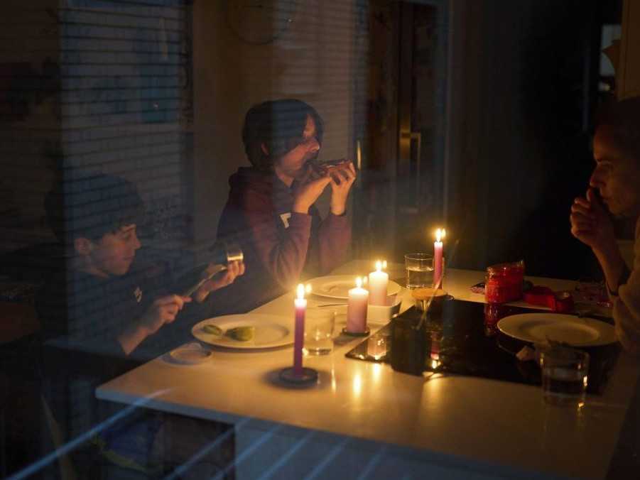 Rodina v Barcelone počas výpadku elektriny.