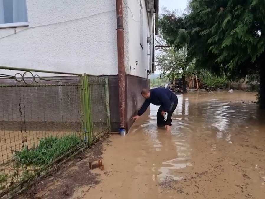 muž ukazuje pokiaľ siahala hladina vody