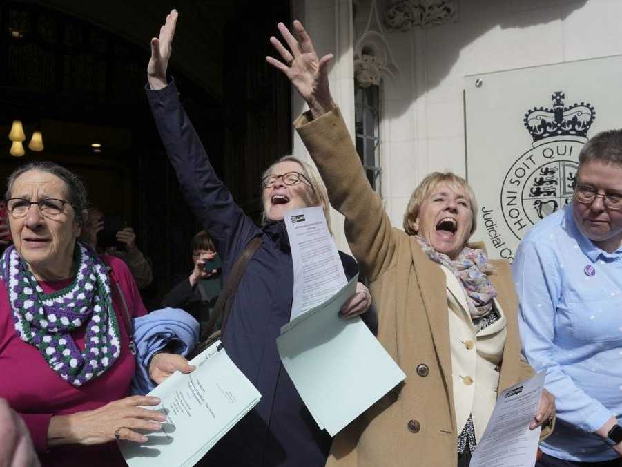 Na snímke aktivistky za práva žien oslavujú pred Najvyšším súdom v Londýne.