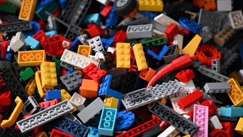 Českí a rakúski policajti dolapili trojicu páchateľov, ktorí kradli stavebnice Lego. Spôsobili škodu takmer pol milióna eur