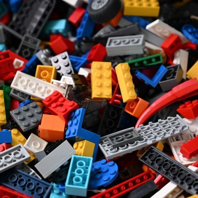 Českí a rakúski policajti dolapili trojicu páchateľov, ktorí kradli stavebnice Lego. Spôsobili škodu takmer pol milióna eur