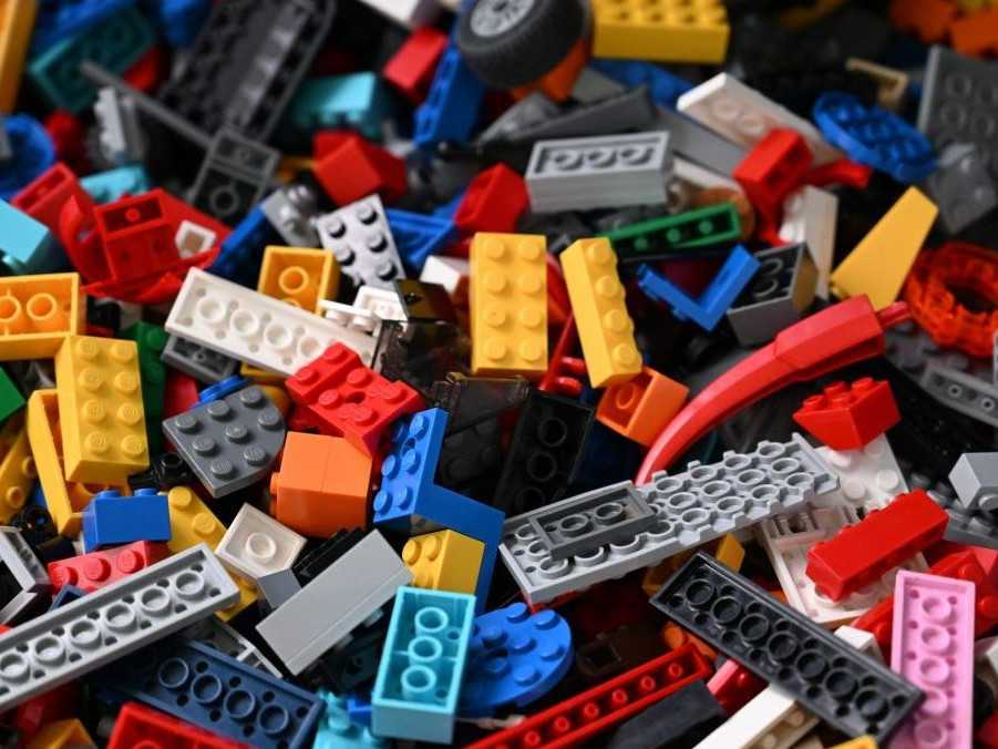 Českí a rakúski policajti dolapili trojicu páchateľov, ktorí kradli stavebnice Lego. Spôsobili škodu takmer pol milióna eur