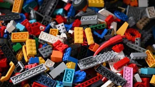 Na snímke LEGO.