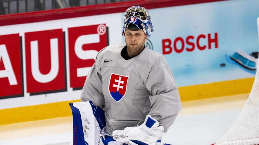 Brankárov v dejisku hokejových MS trápia šmykľavé žŕdky. Tréner Lašák nič podobné ešte nevidel