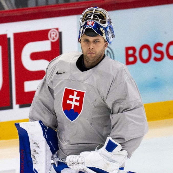 Brankárov v dejisku hokejových MS trápia šmykľavé žŕdky. Tréner Lašák nič podobné ešte nevidel