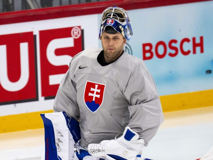 Brankárov v dejisku hokejových MS trápia šmykľavé žŕdky. Tréner Lašák nič podobné ešte nevidel