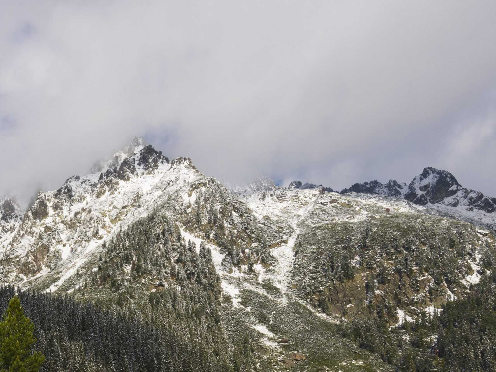 Pohľad na Kôpky nad Popradským plesom vo Vysokých Tatrách.