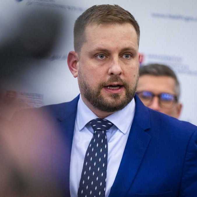 Minister Šaško: Kým sa nenájde odborná zhoda a udržateľné riešenie, vyhláška o liekoch do platnosti nevstúpi
