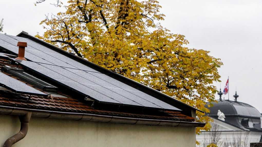 Fotovoltika môže znížiť náklady domácnosti na elektrinu a zvýšiť nezávislosť. Sú na ňu aj štátne dotácie