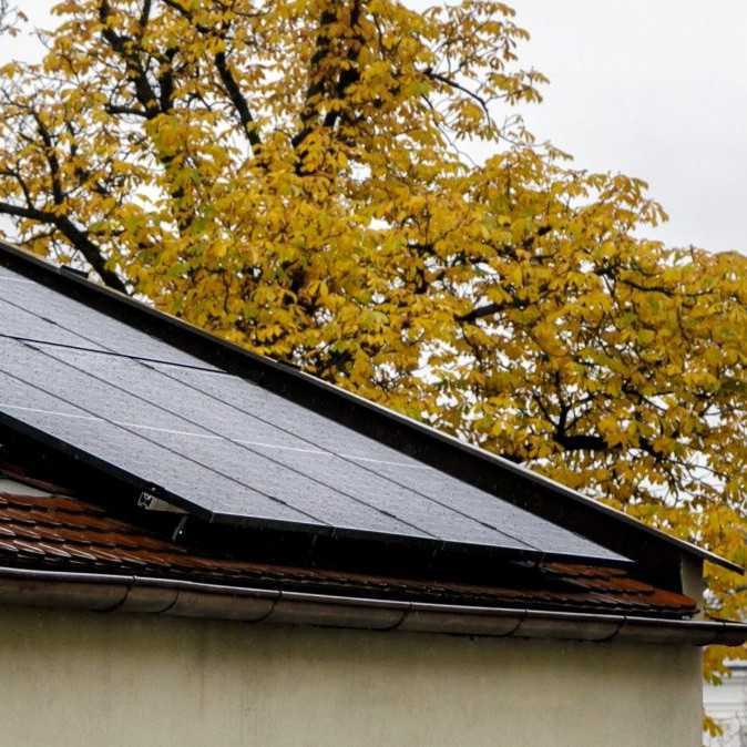 Fotovoltika môže znížiť náklady domácnosti na elektrinu a zvýšiť nezávislosť. Sú na ňu aj štátne dotácie