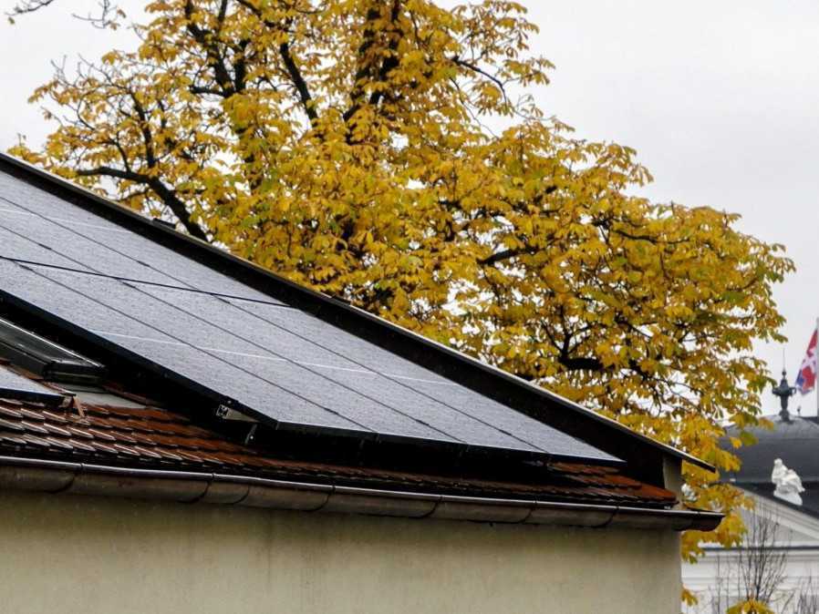 Fotovoltika môže znížiť náklady domácnosti na elektrinu a zvýšiť nezávislosť. Sú na ňu aj štátne dotácie