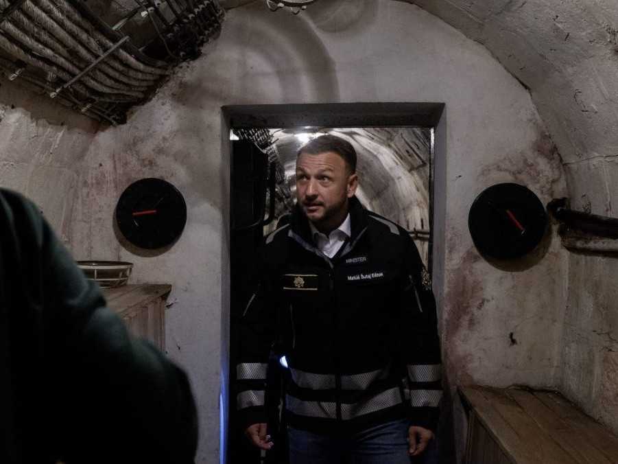 Minister vnútra Matúš Šutaj-Eštok v kryte civilnej obrany na Železnej studničke.