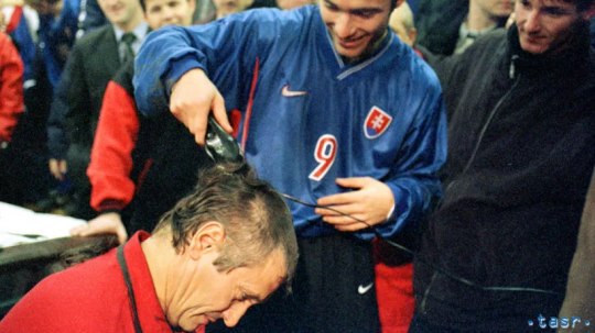 Tréner Dušan Radolský po postupe turnaj ME 2000 do 21 rokov musel ísť dohola. O zostrih sa postaral kapitán Juraj Czinege.