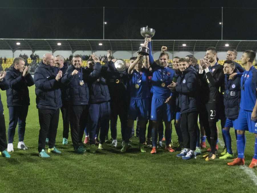 Slovenskí futbalisti oslavujú víťazstvo 4:0 vo finále turnaja International Challenge Trophy.