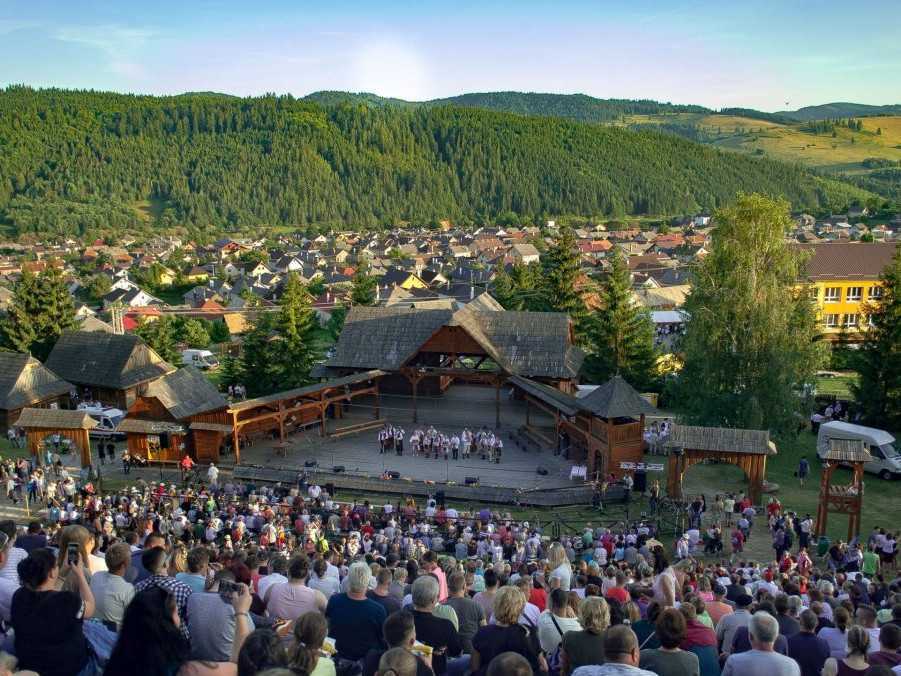 Diváci na amfiteátri v Heľpe.