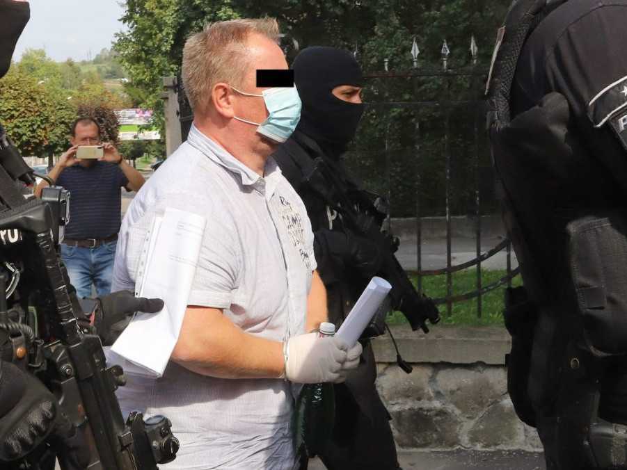 Na archívnej snímke z roku 2020 eskortujú Daniela Béreša na súdne pojednávanie.