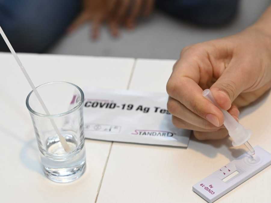 Testovanie domácim antigénovým samotestom na ochorenie COVID-19.