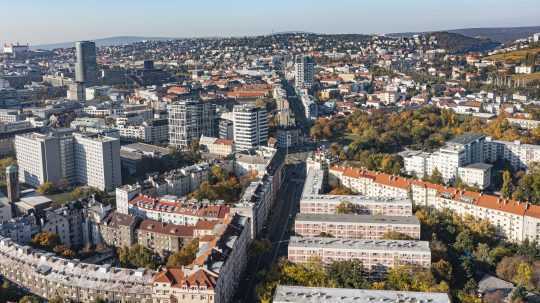 Výhľad z Trnavského mýta na Račianske mýto a Pražskú ulicu.