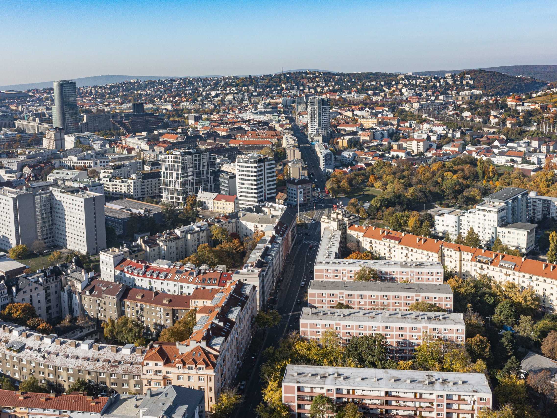 Výhľad z Trnavského mýta na Račianske mýto a Pražskú ulicu.