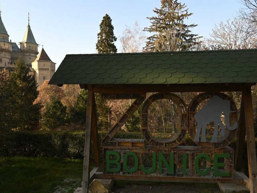Hmyzí hotel v tvare loga ZOO Bojnice.