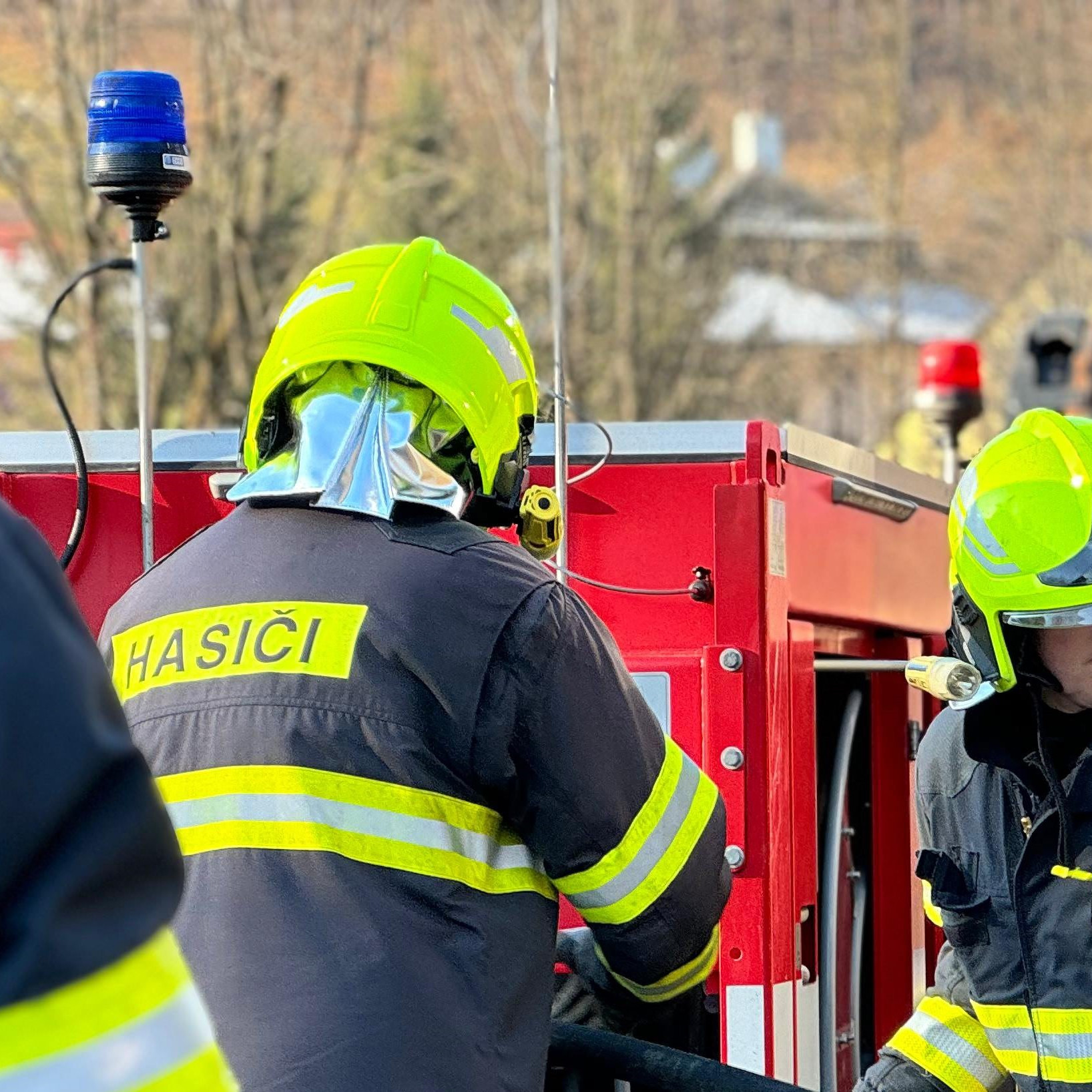 Štvorkolka vrazila do stĺpa: Havária si na východe vyžiadala život mladého muža