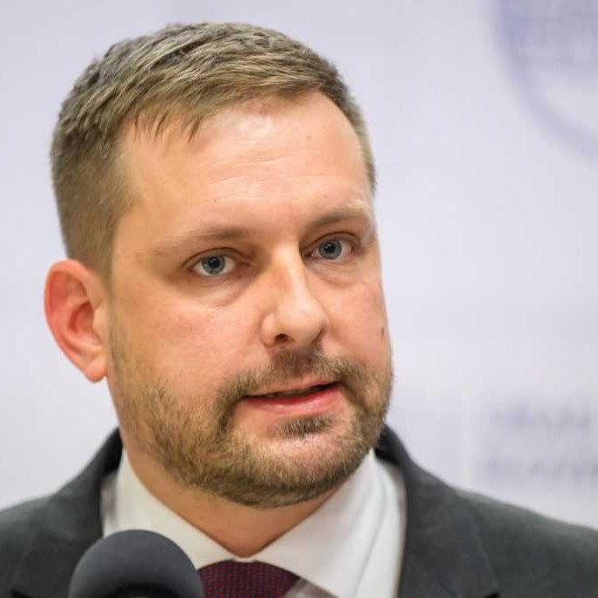 Ministri Hlasu boli prehlasovaní: Matúš Šutaj Eštok sa postavil za ministra Šaška v otázke pandemickej dohody