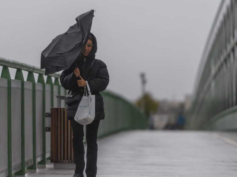 žena s vyvráteným dáždnikom