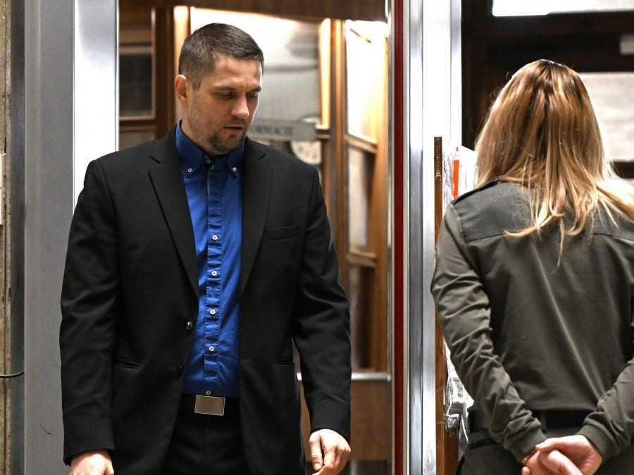 obžalovaný prichádza na pojednávanie