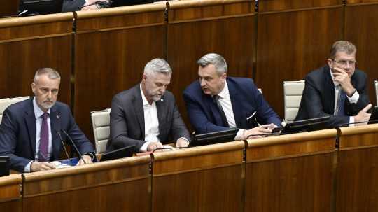 Zľava predseda NR SR Richard Raši (Hlas-SD), podpredsedovia parlamentu Tibor Gašpar (Smer-SD), Andrej Danko (SNS) a Peter Žiga (Hlas-SD).