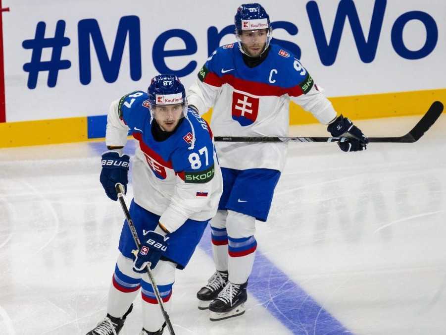 Na snímke zľava hokejoví reprezentanti SR Pavol Regenda a Matúš Sukeľ počas rozcvičky.