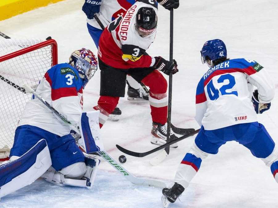 Na snímke zľava slovenský brankár Samuel Hlavaj, Ramon Schnetzer (Rakúsko) a Samuel Honzek.