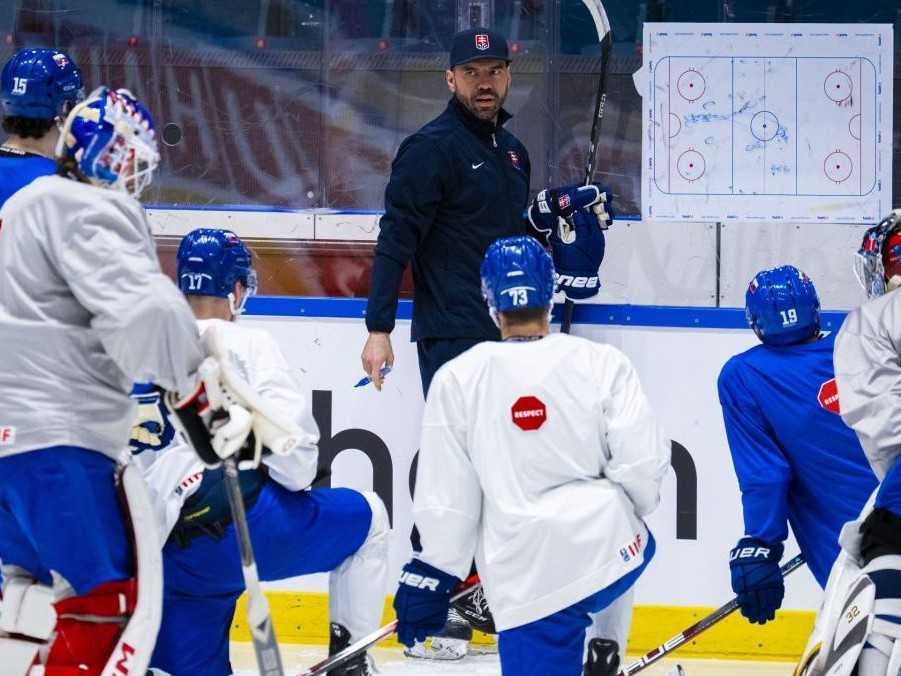 Na snímke v pozadí uprostred asistent trénera Peter Frühauf a slovenskí hokejisti počas tréningu.