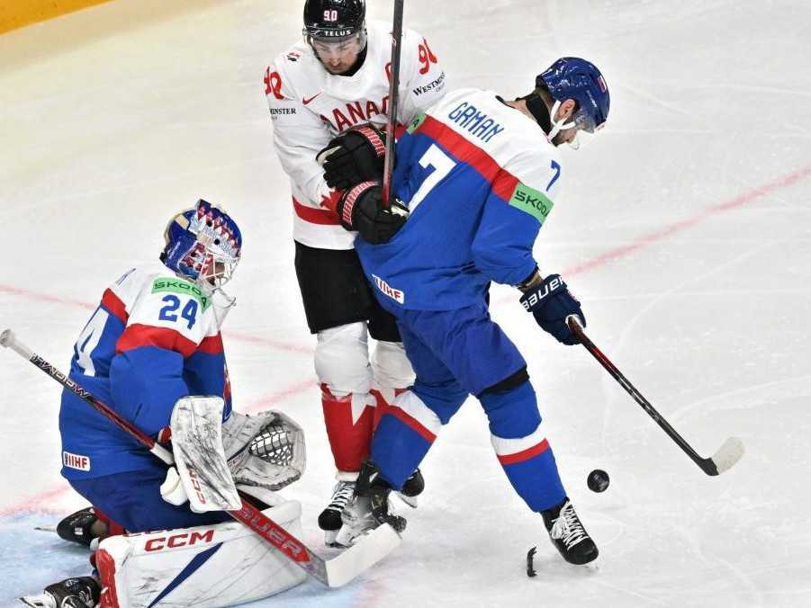 Na snímke sprava hráč Mário Grman, Ryan O'Reilly (Kanada) a brankár Patrik Rybár.