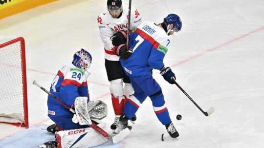 Na snímke sprava hráč Mário Grman, Ryan O'Reilly (Kanada) a brankár Patrik Rybár.