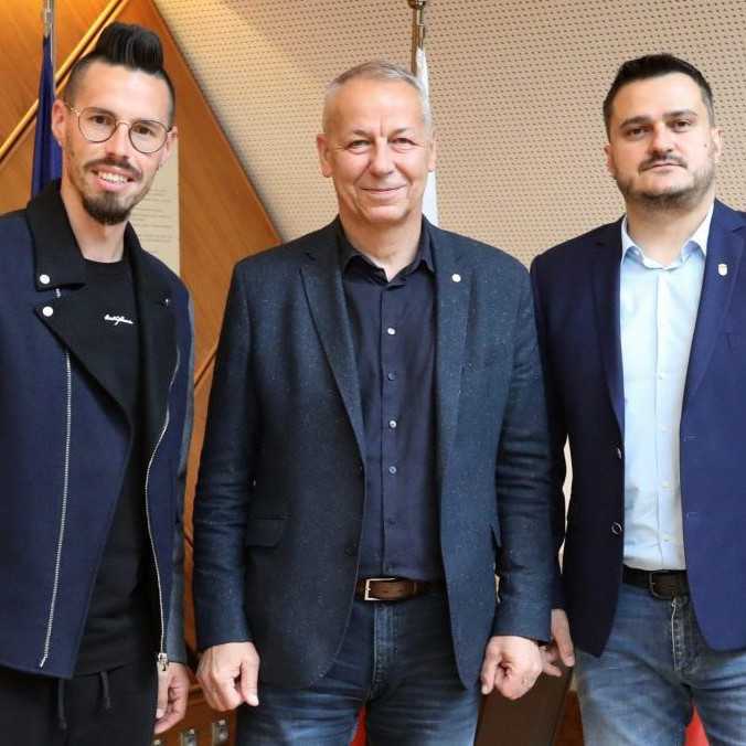 Konkurencia v Banskej Bystrici sa spojila: Hamšík sa stal akcionárom Dukly, všetci hráči z jeho akadémie do nej prestúpia