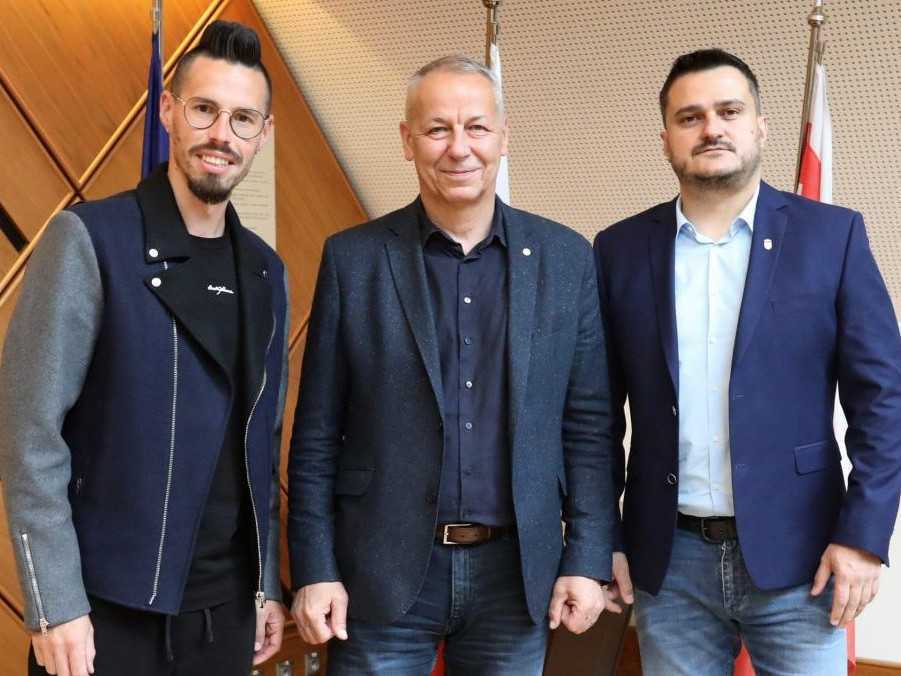 Bývalý slovenský futbalista Marek Hamšík, primátor mesta Banská Bystrica Ján Nosko a predseda predstavenstva MFK Dukla Banská Bystrica Peter Krnáč.