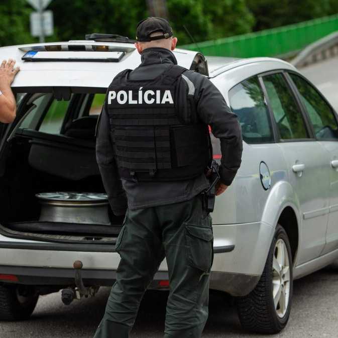 Policajná inšpekcia obvinila policajta z držania detskej pornografie. K skutku sa priznal