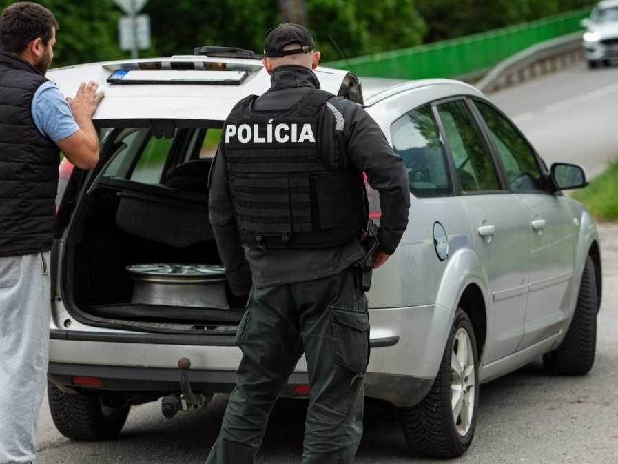 Na snímke policajti.