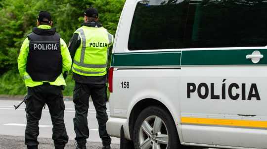 policajti a policajné vozidlo