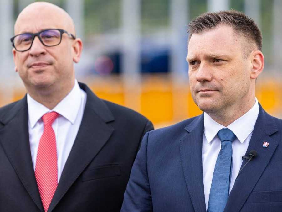 Ministri Jozef Ráž (vľavo) a Tomáš Taraba.