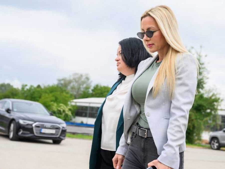 Na súd s Černákom prišla aj jeho priateľka Monika Křivová a štatutárka občianskeho združenia Reštart - nový život Adina Ioana Popa.