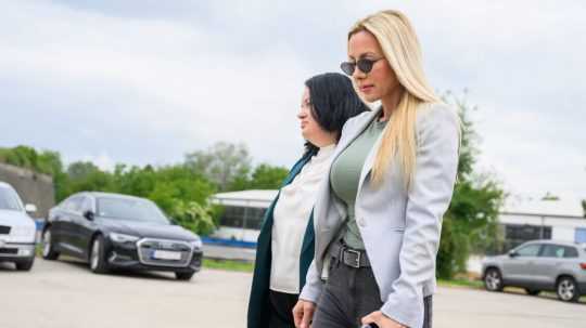 Na súd s Černákom prišla aj jeho priateľka Monika Křivová a štatutárka občianskeho združenia Reštart - nový život Adina Ioana Popa.