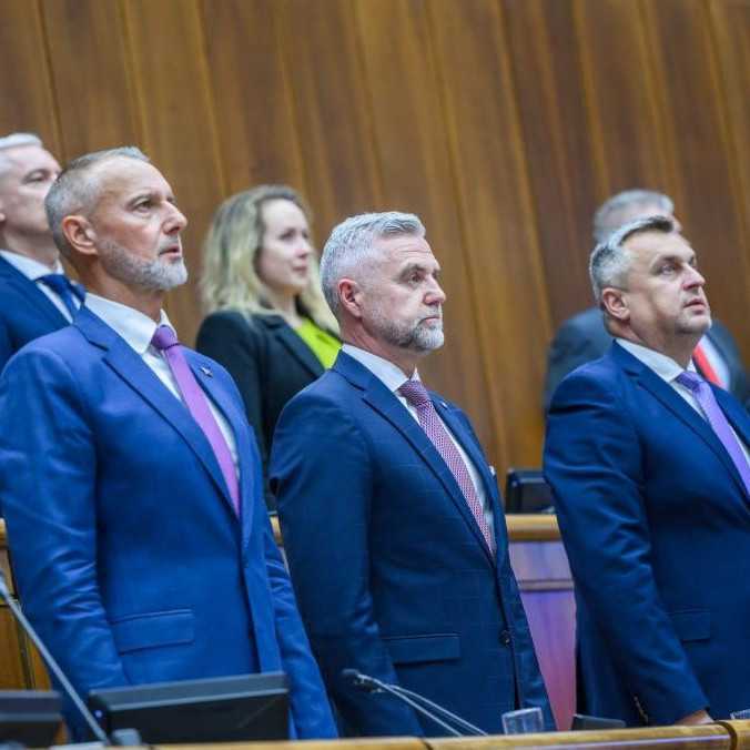 Poslanci Hlasu nepodporia rentu pre generálneho prokurátora, hlasovanie o covidových amnestiách chcú preložiť