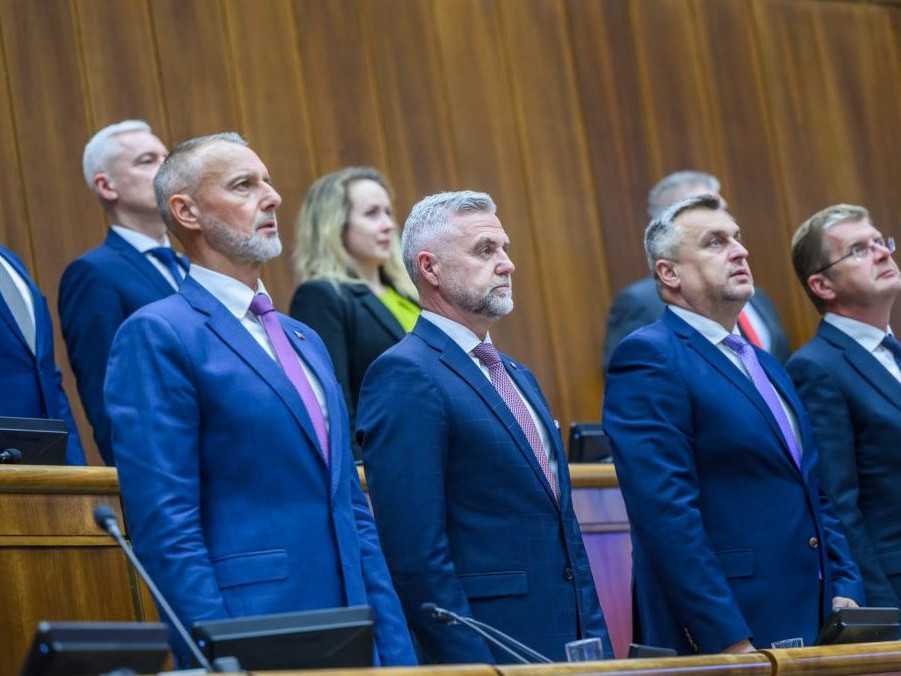 Poslanci na úvod schôdze diskutovali o vládnych návrhoch.