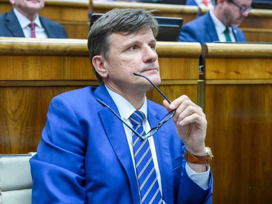 Poslanec Alojz Hlina v pléne parlamentu.