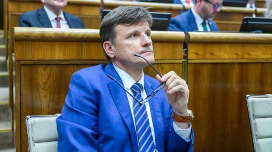 Poslanec Alojz Hlina v pléne parlamentu.