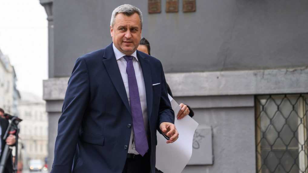 A. Danko stále trvá na zrušení transakčnej dane, jej výber je podľa neho neistý. Opozícia by ho v tom podporila