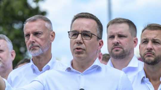 V popredí uprostred minister práce Erik Tomáš (Hlas-SD).