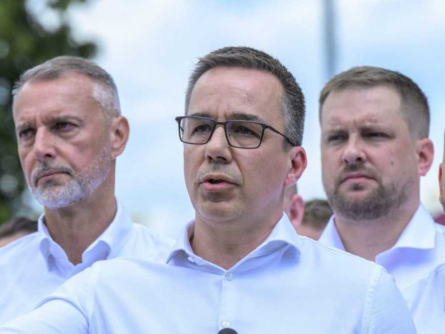 V popredí uprostred minister práce Erik Tomáš (Hlas-SD).