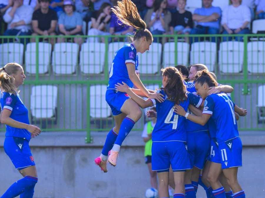 Radosť futbalistiek Slovenska z gólu proti Gibraltáru.